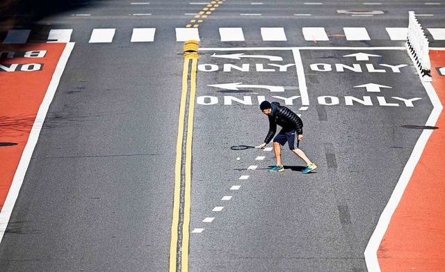 Tennispltze sind gesperrt, aber in de... schulen kann &#8211; wie dieser Mann.  | Foto: JOHANNES EISELE (AFP)