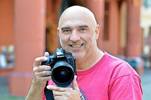 Der freie Fotojournalist Michael Bambe...d vergrert so den Abstand zum Motiv.  | Foto: Julia Littmann