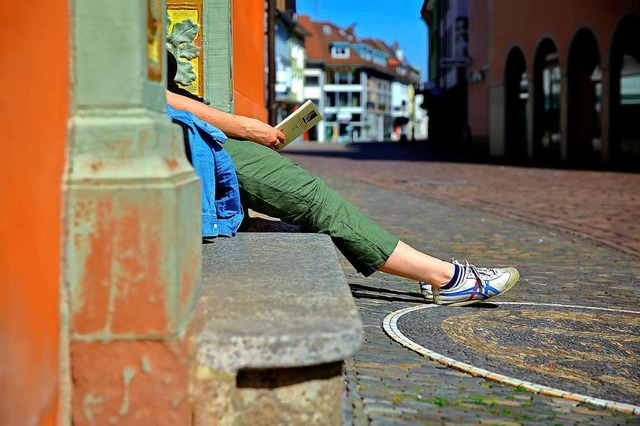 Alleine auf dem Rathausplatz an einem sonnigen Tag in Freiburg  | Foto: Patrick Lohmller