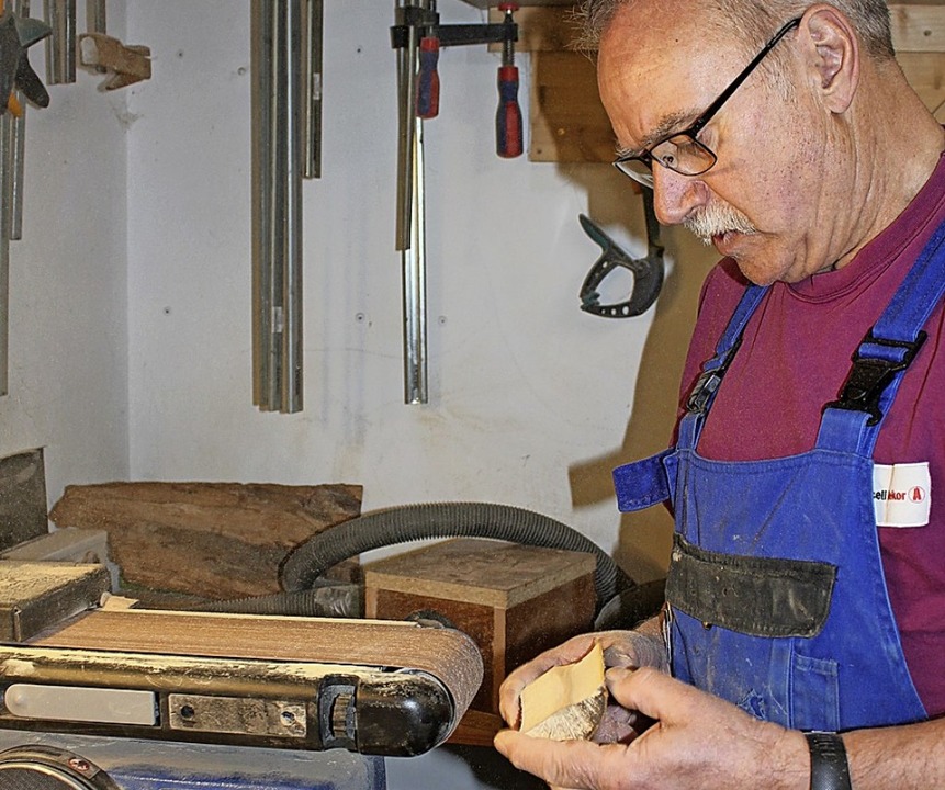 Hubert Zorn in seiner Werkstatt  | Foto: Christa Maier