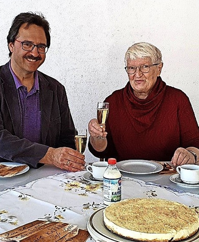 Erika Schmidt wurde von Brgermeister ...n Bhler zum Jubilum  beglckwnscht.  | Foto: Gemeinde Hausen