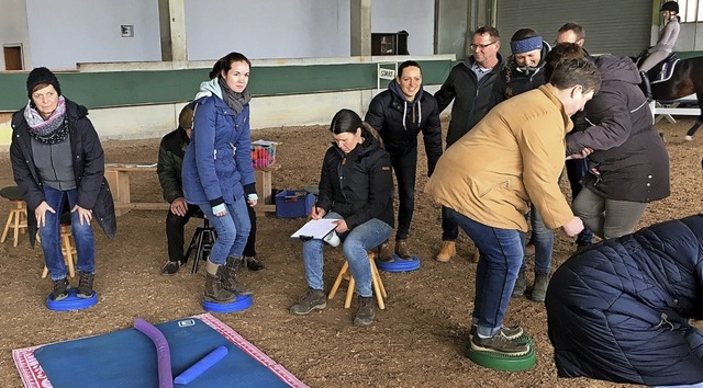 Trockenbungen absolvierten die Reittrainer in Lahr.   | Foto: Martin Frenk