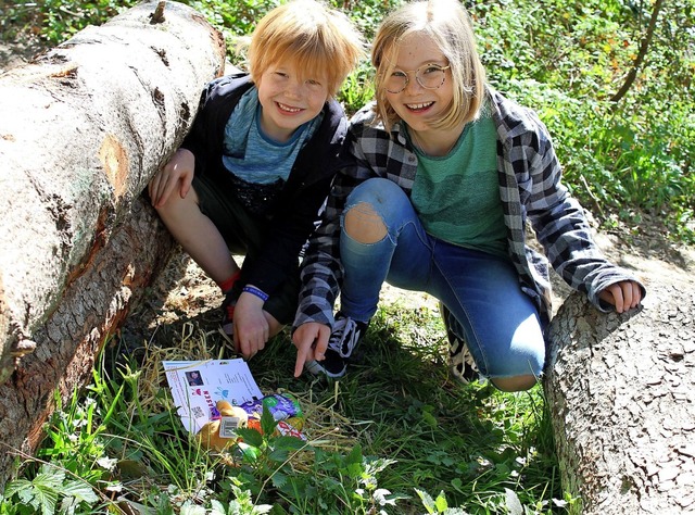 Mats und Emma Liebermann sind zwischen den Baumstmmen fndig geworden.   | Foto: Erich Krieger