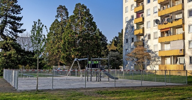 Der neue Spielplatz vor den Vonovia-H...-Situation nicht genutzt werden kann.   | Foto: Peter Fischer