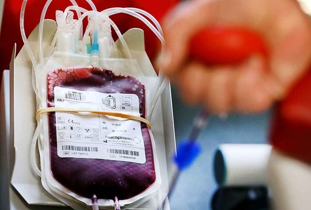 Der Bedarf an Blutspenden sinkt aktuell.  | Foto: Bernd Wstneck (dpa)