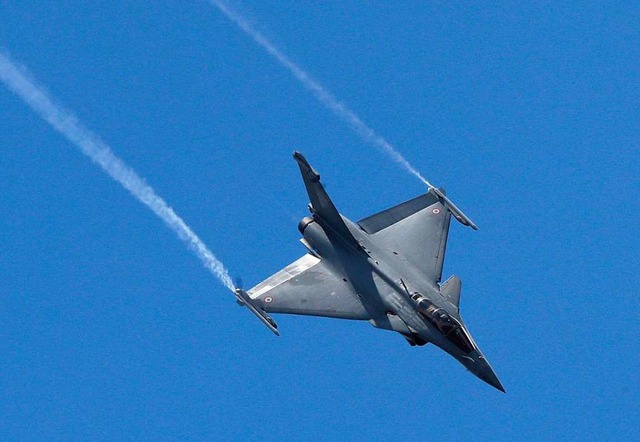 Ein Kampfjet vom Typ Rafale des franz...er den Flughafen Le Bourget bei Paris.  | Foto: Michel Euler (dpa)