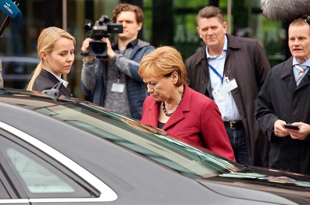 Entscheidungen treffen, das Heft in de...lerin Angela Merkel im Sptsommer 2015  | Foto: Volker Roloff (dpa)