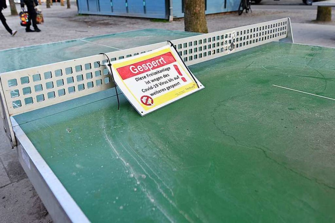 Eine gesperrte Tischtennisplatte in Fr...ter Quarantäne gesetzt werden dürften.  | Foto: Rita Eggstein