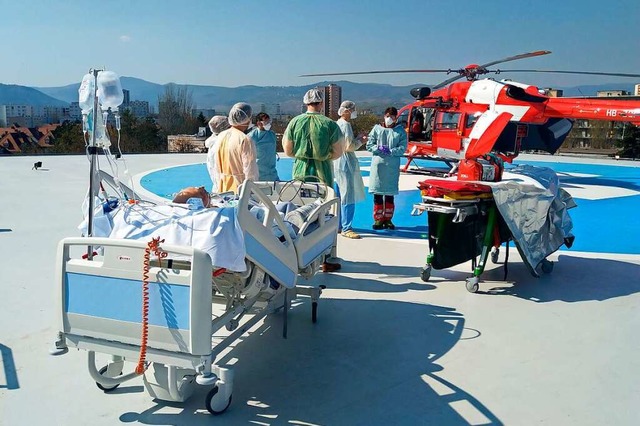 bergabe eines Patienten an das Hubschrauberteam der Rega.  | Foto: Rega