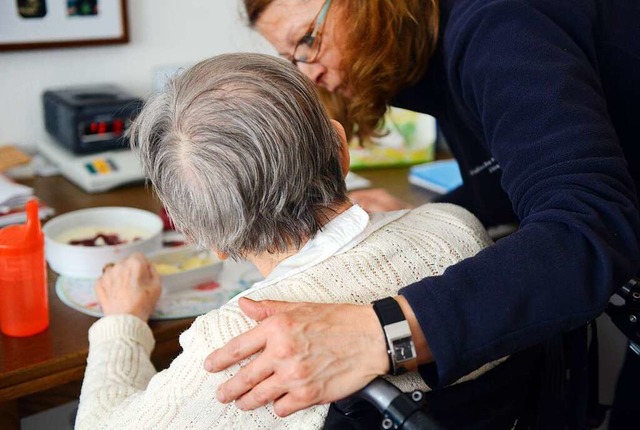 In der Coronakrise sind alte Menschen ...n ambulanter Pflegedienste angewiesen.  | Foto: Caroline Seidel