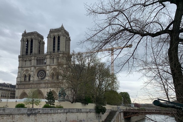 Die Bauarbeiten am Pariser Wahrzeichen Notre-Dame kommen nicht so recht voran.  | Foto: Julia Naue (dpa)