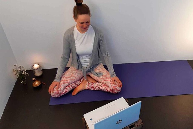 Anne Thorand aus Ebringen bietet  Yogastunden per Videokonferenz an.  | Foto: Privat