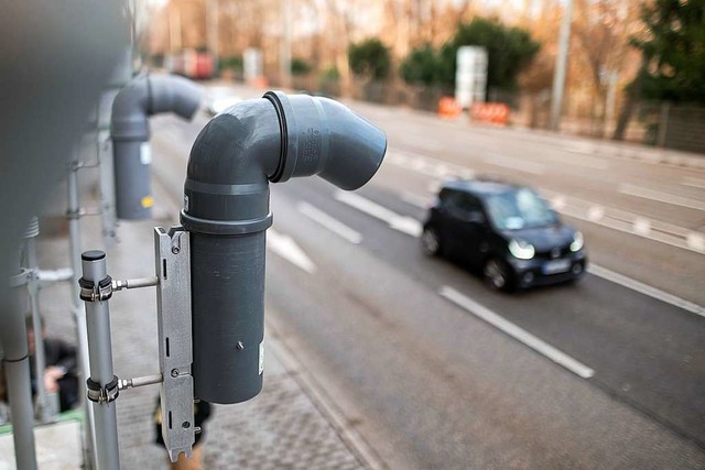 Solche Gerte fr die Probennahme von ... zuletzt weniger Schadstoffe gemessen.  | Foto: Sebastian Gollnow (dpa)