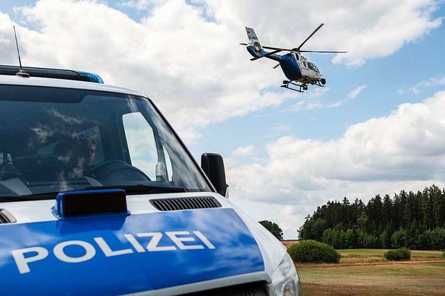 Auch ein Polizeihubschrauber war im Einsatz.  | Foto: Nicolas Armer (dpa)