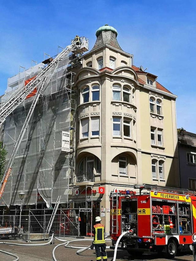 Feuer am Dach des Erkers vom Haus Kaechelen in der Hauptstrae  | Foto: Ralf Burgmaier