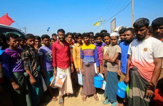 Rohingya warten im Kutupalong-Flchtli... sich als Flchtlinge zu registrieren.  | Foto: Suzauddin Rubel (dpa)