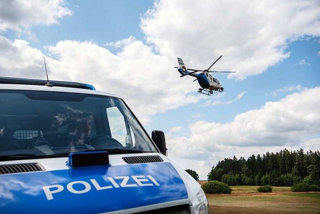 Erfolglos blieb die Suche mit einem Polizeihubschrauber (Symbolbild).  | Foto: Nicolas Armer (dpa)