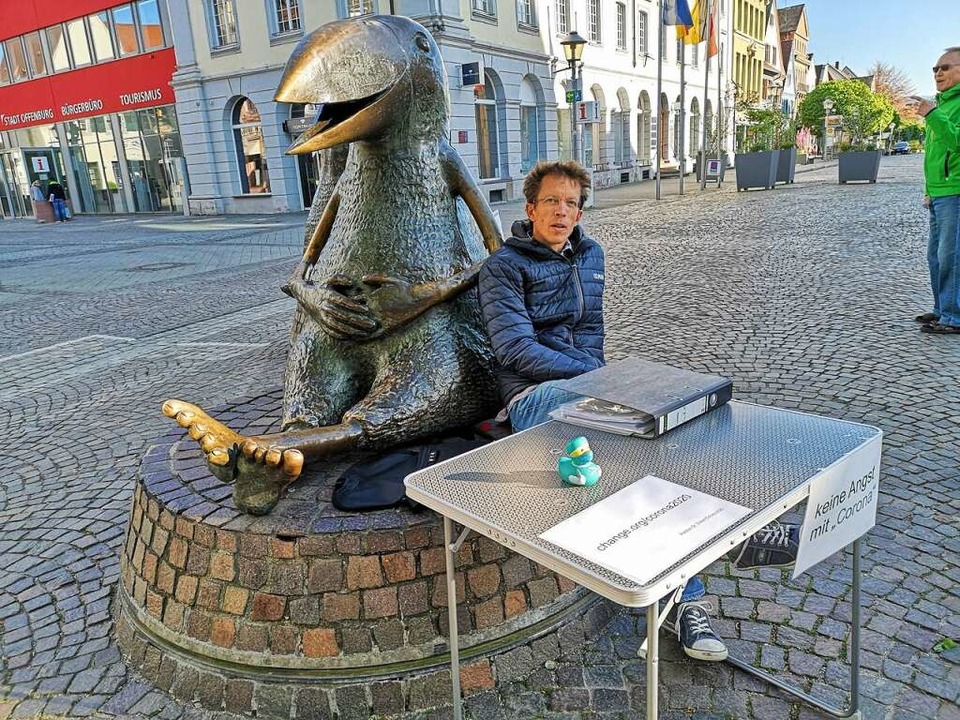 Fritz Dker an seinem Campingtisch mit...mavollen Umgang miteinander geeinigt.  | Foto: Ralf Burgmaier