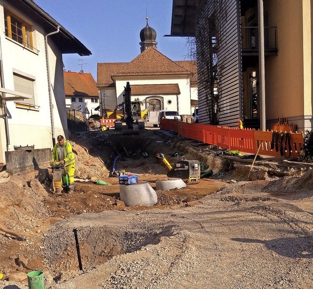 Die Arbeiten zur  Ortskernsanierung h...echts) bis zur Kirche haben begonnen.   | Foto: suedkurier