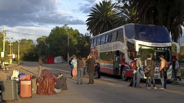 Viele Freiwillige wurden mit Bussen au...iedlichen Teilen des Landes abgeholt.   | Foto: Privat