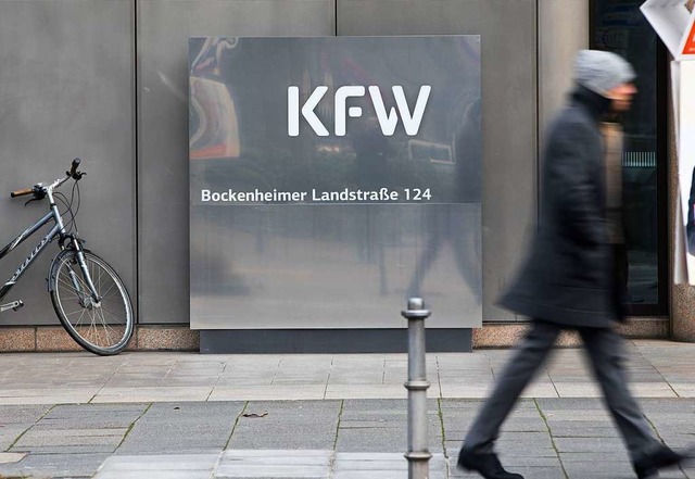 Die staatliche KfW-Bank vergibt in der Corona-Krise Sonderkredite.  | Foto: Frank Rumpenhorst (dpa)