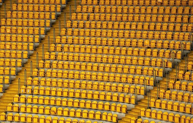 Leere Tribnen im Rudolf-Harbig-Stadion in Dresden.  | Foto: Robert Michael (dpa)