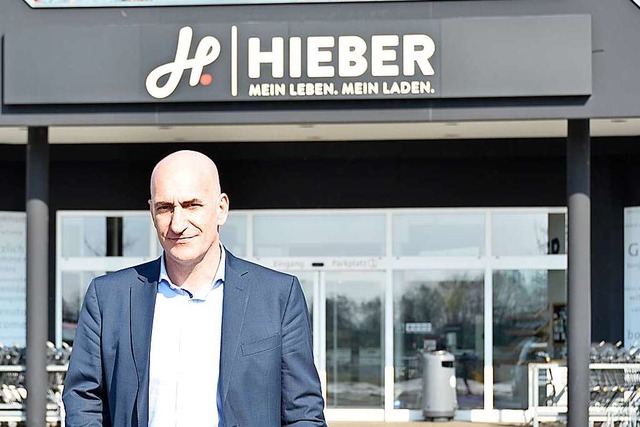 Dieter Hieber am Eingang seines Marktes in Binzen  | Foto: Moritz Lehmann