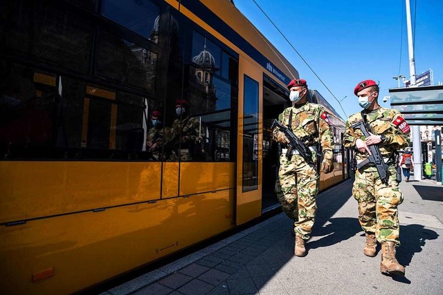 Polizisten patrouillieren Anfang des M...t dem 28. Mrz Ausgangsbeschrnkungen.  | Foto: Marton Monus (dpa)