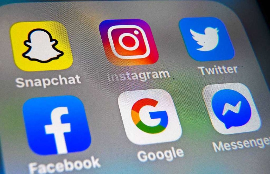 Snapchat, Instagram und Twitter sind viel genutzte Smartphone-Apps.  | Foto: DENIS CHARLET (AFP)