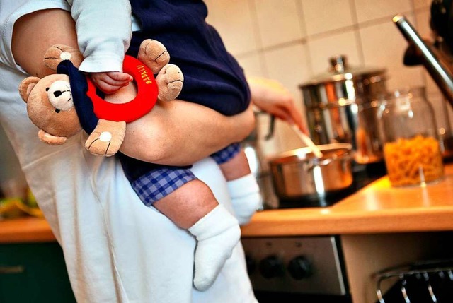 Viele Eltern mssen derzeit Kinderbetr...unter einen Hut bekommen (Symbolbild).  | Foto: Jan Woitas