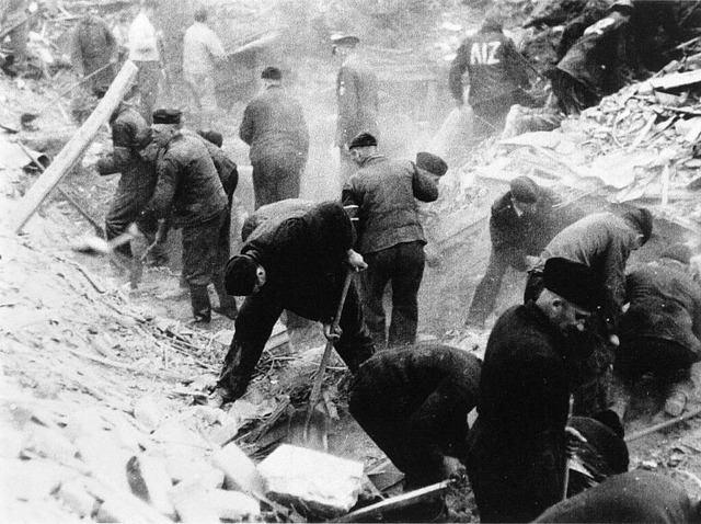 Zwangsarbeiter beim Trmmerrumen  | Foto: Bistum Osnabrck