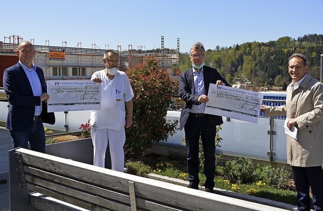 Daniel Charlton, Claus-W. Wallesch und... in Waldkirch und Elzach berreichte.   | Foto: Voba