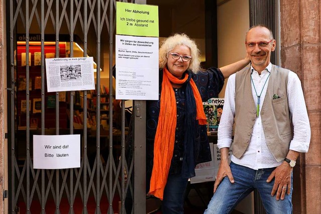 Freuen sich ber die Wiedererffnung: ... Schwab vor ihrer Buchhandlung in Lahr  | Foto: Christoph Breithaupt