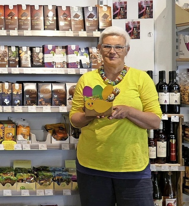 Elke Schneider-Oser mit einem Osterkrbchen   | Foto: vogt-goergens