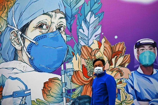 Ein Wandbild im Leishenshan Krankenhau...em Covid-19-Patienten versorgt wurden.  | Foto: NOEL CELIS (AFP)