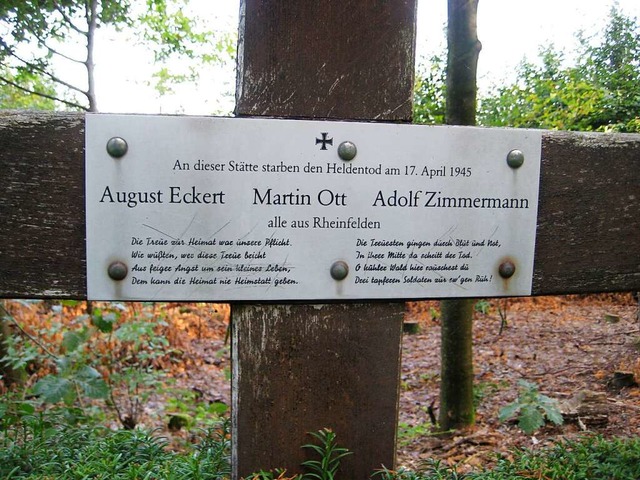 Ein Kreuz und eine Namenstafel erinnern an die drei jungen Mnner.  | Foto: Ekkhard Klem