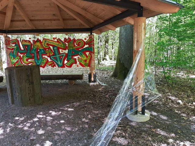 Unbekannte haben  am  Eichbergturm-Pav...ie Folie entfernen und entsorgen muss.  | Foto: Werner Fischer