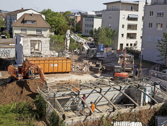 Die Vorbereitung zur Rathauserweiterun...nd der  Fahrradunterstand demontiert.   | Foto: S. Senft, Loerrach