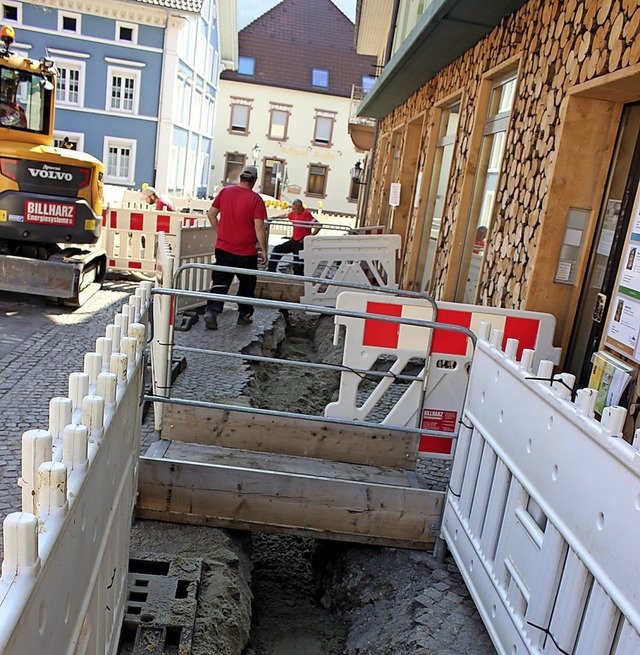 Erdverkabelungsarbeiten macht das Guta...e derzeit am Nikolausplatz in Elzach.   | Foto: Bernd Fackler