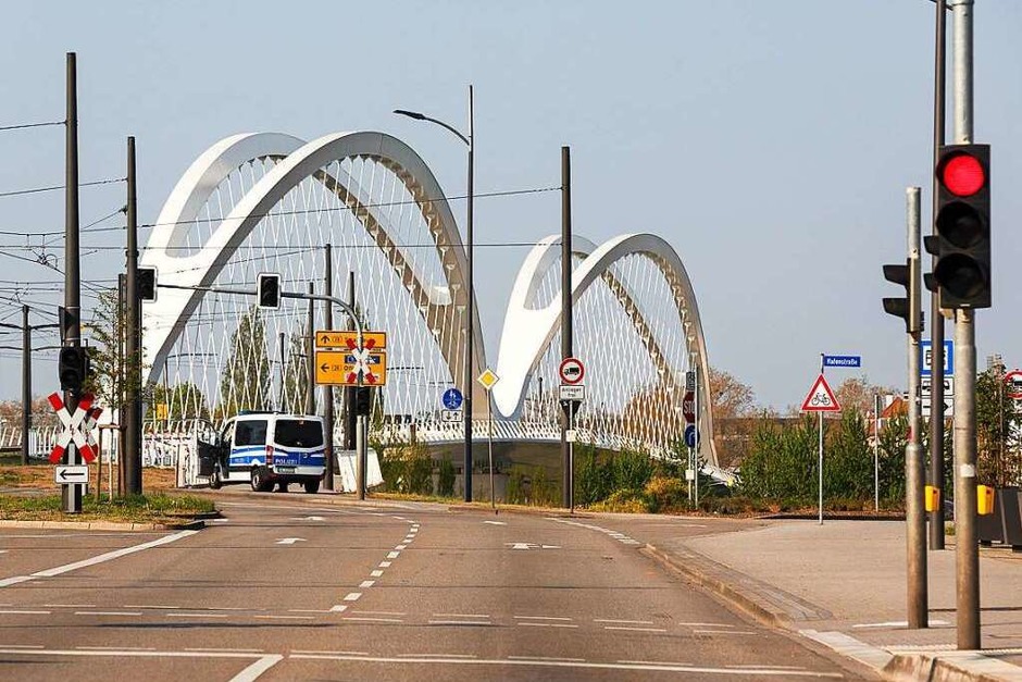 Normalerweise ist hier auf der Europabrücke zwischen Kehl und Straßburg richtig viel Betrieb. Jetzt tröpfeln nur einzelne Autos über die Grenze. (Foto: David Lohmüller) Normalerweise ist hier auf der Europabrücke zwischen Kehl und Straßburg richtig viel Betrieb. Jetzt tröpfeln nur einzelne Autos über die Grenze. (Foto: David Lohmüller)