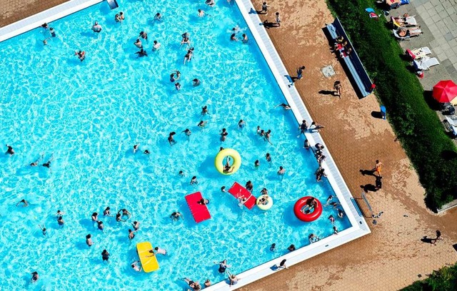 Badegste planschen im Sommer 2019 bei...s im Normalbetrieb eingehalten werden.  | Foto: Hauke-Christian Dittrich (dpa)