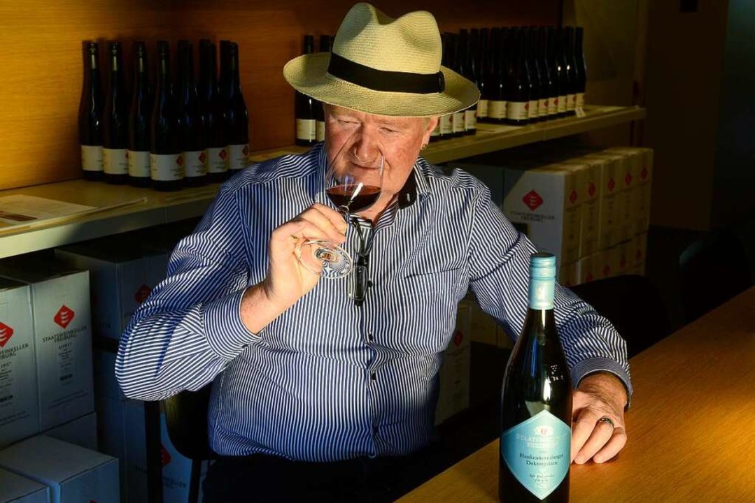 Eine typische Weinproben-Geste: Bernhard Huber riecht die Aromen.  | Foto: Ingo Schneider