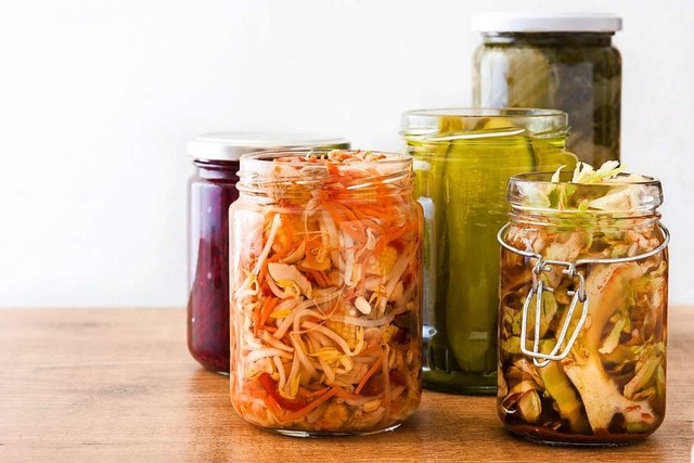 Gut durchgezogen: fermentierte Lebensm...le koreanische Kimchi (links unten)...  | Foto: chandlervid85  (stock.adobe.com)