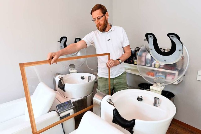 Friseur Gnther Ducke testet eine Schutzvorrichtung fr Waschbecken.  | Foto: Thomas Kunz
