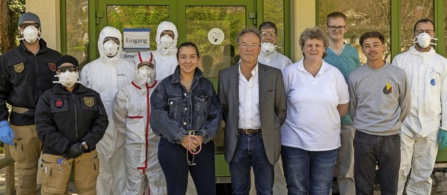 Das Team der Fieberambulanz steht vor ...om Arzt Olaf Boettcher (vorne Mitte).   | Foto: Stefan Stern/Landratsamt