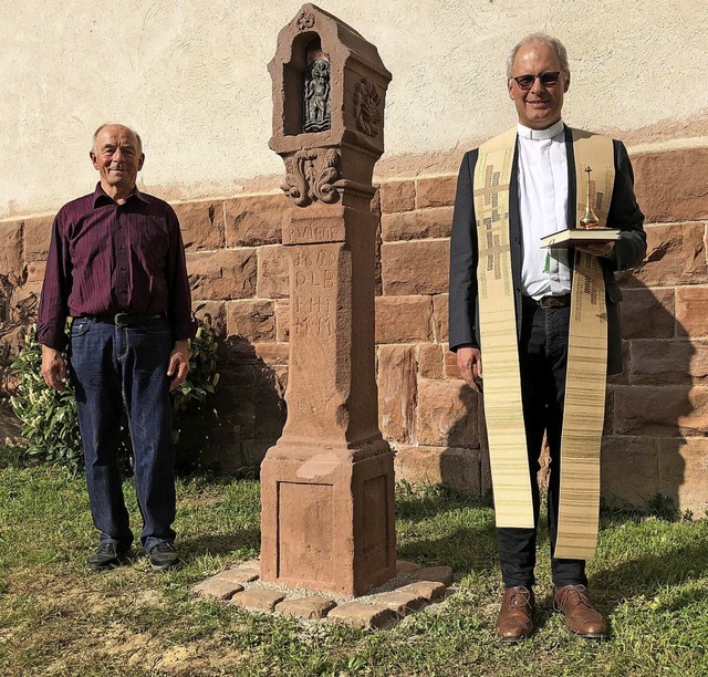 Ortsvorsteher Theo Benz und Pfarrer Jo...sfeier an der Sdseite der Pfarrkirche  | Foto: Christoph Breithaupt