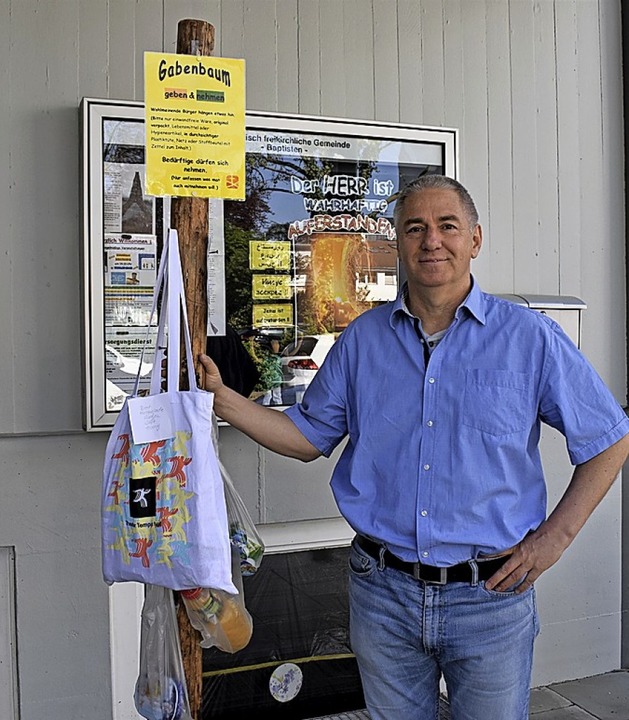 Pastor Jrgen Exner mit dem Gabenbaum in der Feldbergstrae  | Foto: Thomas Loisl Mink