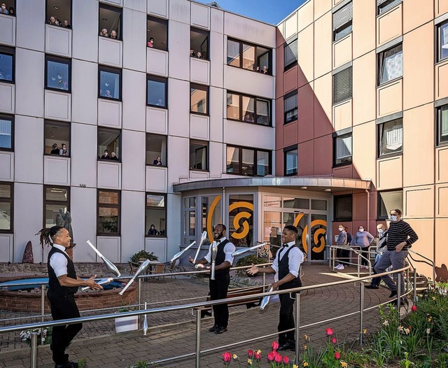 Jonglage aus sicherer Entfernung vor d...niorenheim Sankt Katharina in Endingen  | Foto: Privat