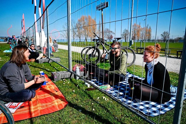 Links Deutschland, rechts die Schweiz ...ion zwischen Konstanz und Kreuzlingen.  | Foto: Felix Kstle