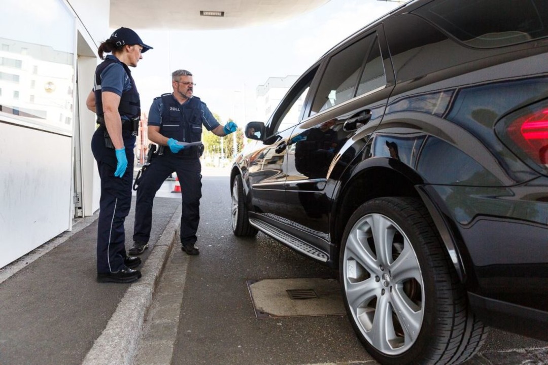 Grenzbeamte kontrollieren Autofahrer an der Grenze.  | Foto: David Lohmüller